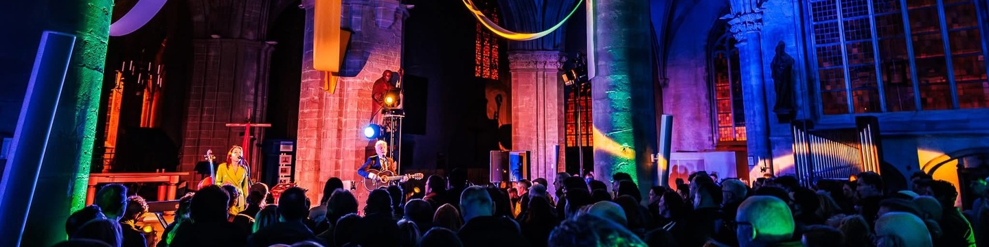 Spinvis in de Basiliek tijdens Popmonument