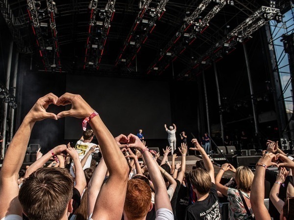 Handen vormen hartjes naar een artiest op Vestrock Foto: Lieke Vink